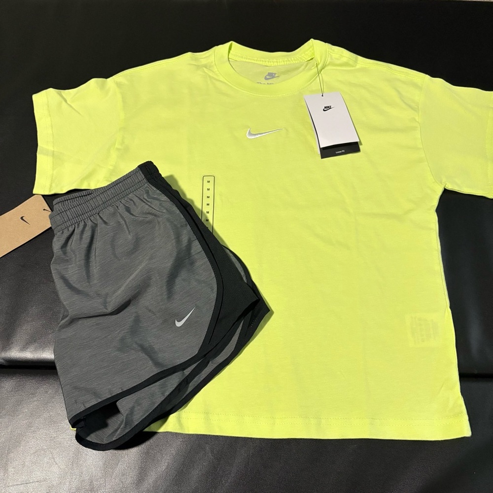 NWT Nike athletic set Girls youth size medium